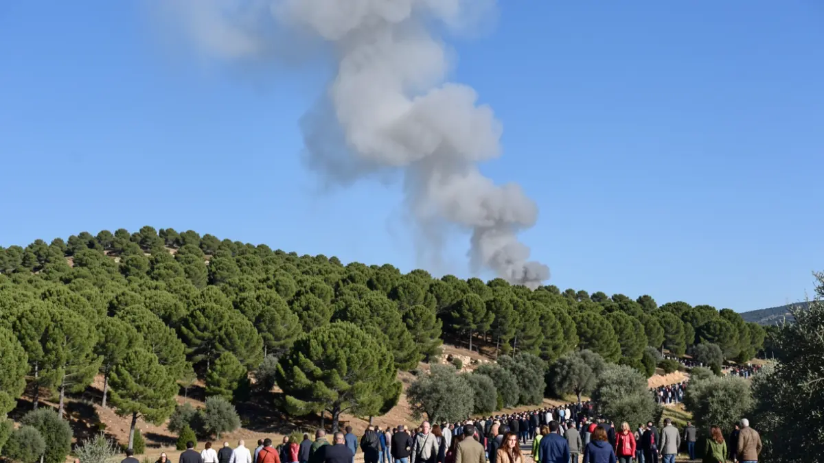 Imatge genèrica de fum d'un incendi forestal a Catalunya.