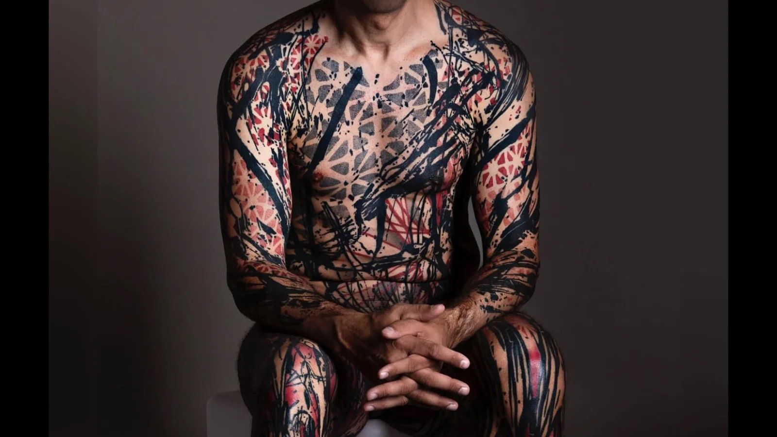 Cuando el tatuaje deja de ser decoración: cómo Abel Miranda creó un lenguaje artístico propio