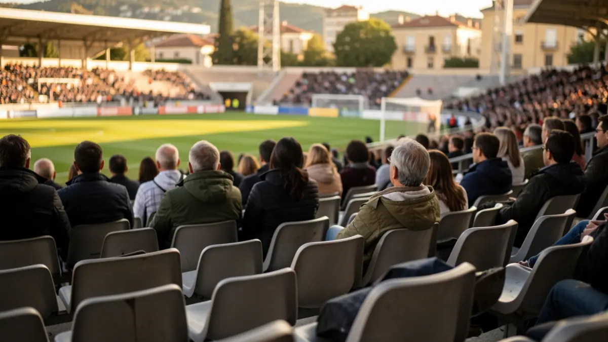 Vista buida de les graderies de l'estadi de futbol de Girona.