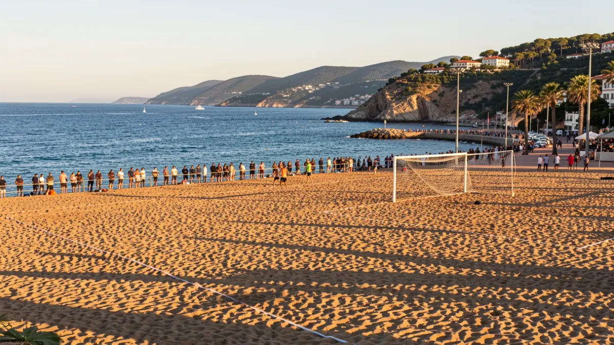 Imagen genérica de un campo de fútbol playa en Roses con el mar al fondo.