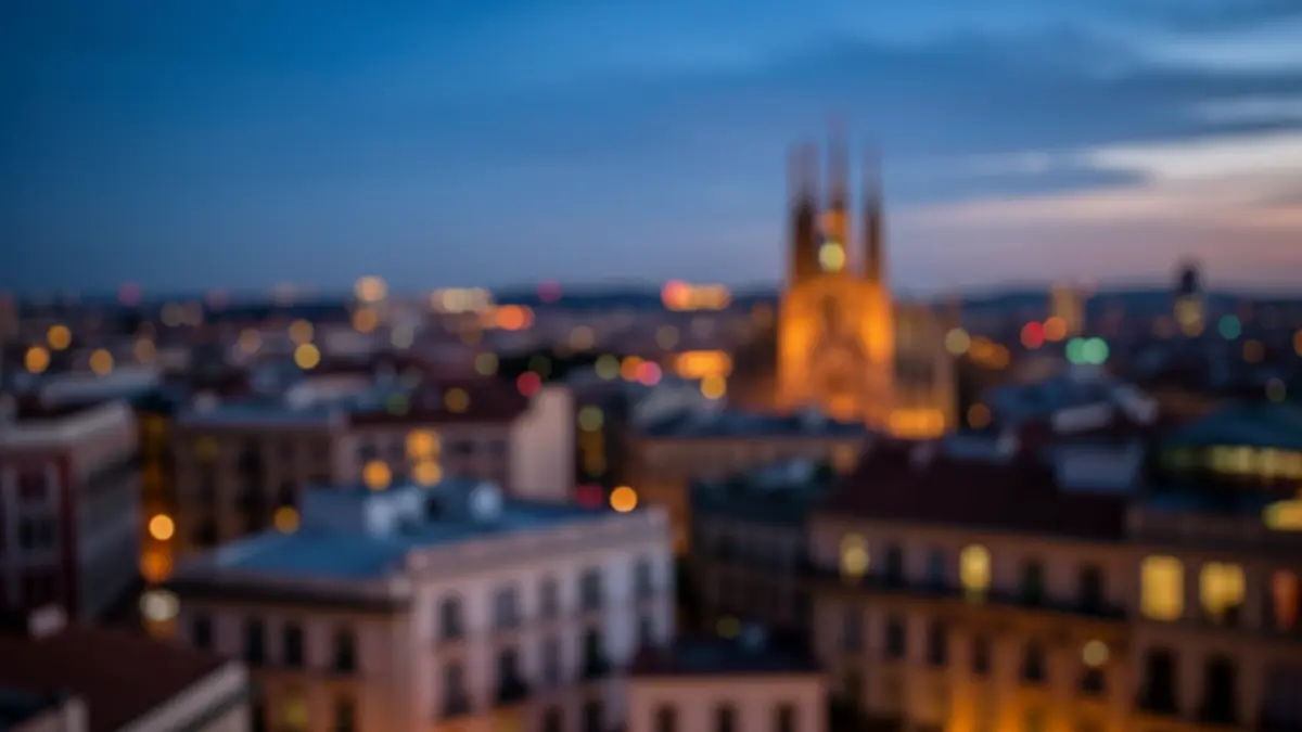 Vista de la ciutat de Barcelona al capvespre amb la Sagrada Família al fons.