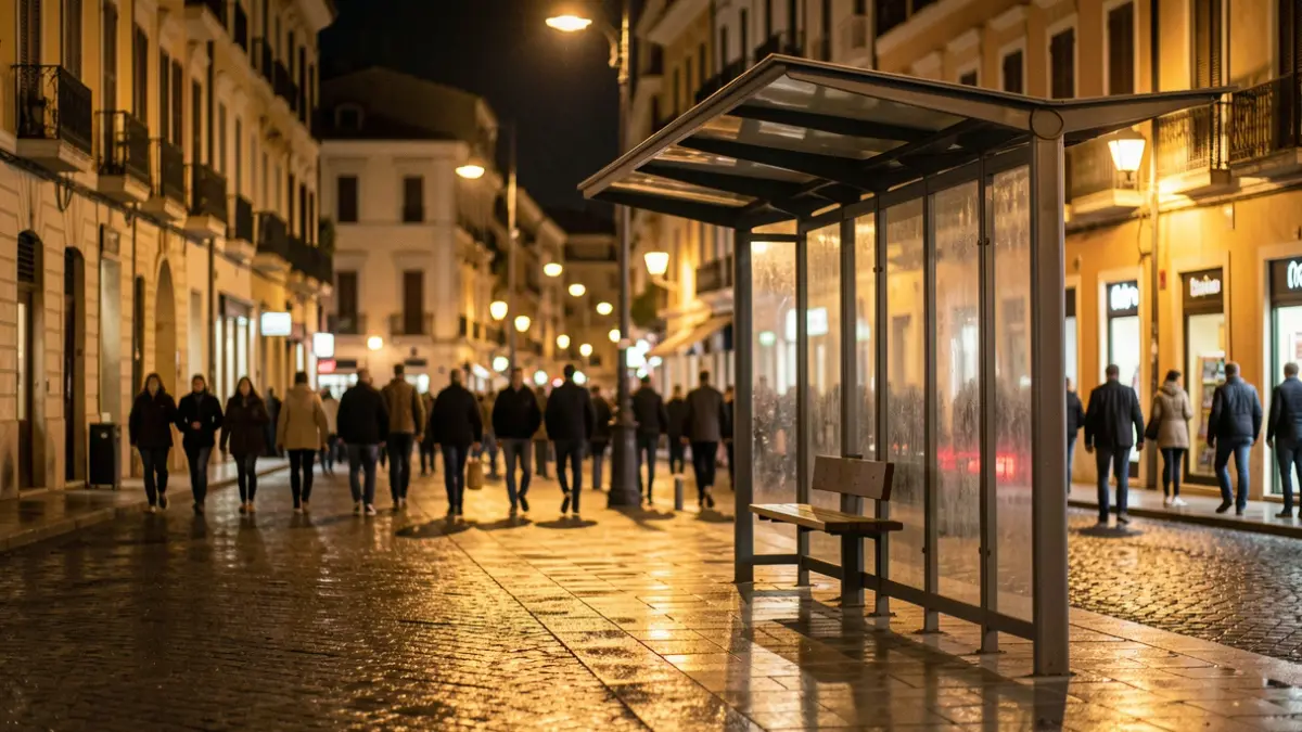 Imatge genèrica d'una parada d'autobús urbana a la nit.