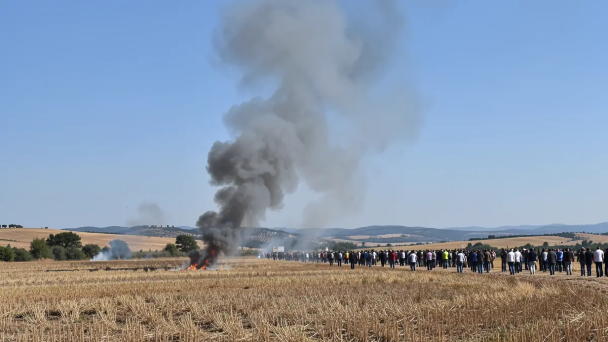 Imagen genérica de humo de un incendio sobre un campo seco.