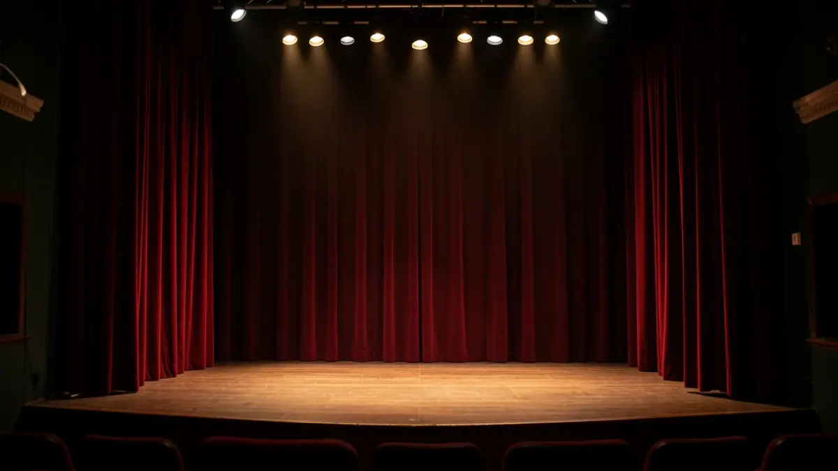 Imatge genèrica d'un escenari de teatre petit i íntim a Catalunya.