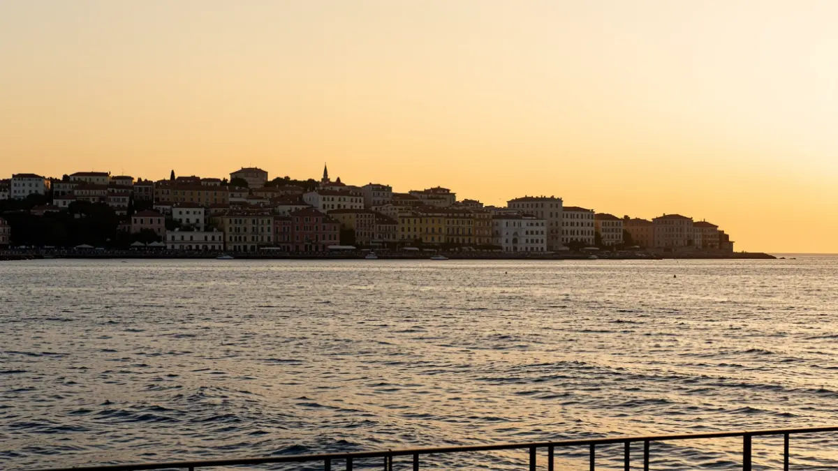 Generic image of the Mediterranean Sea at sunset, symbolizing cooperation and energy transition.