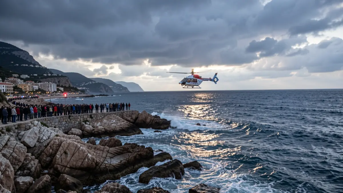 Imatge genèrica d'un helicòpter de rescat prop de la costa amb mar agitada.