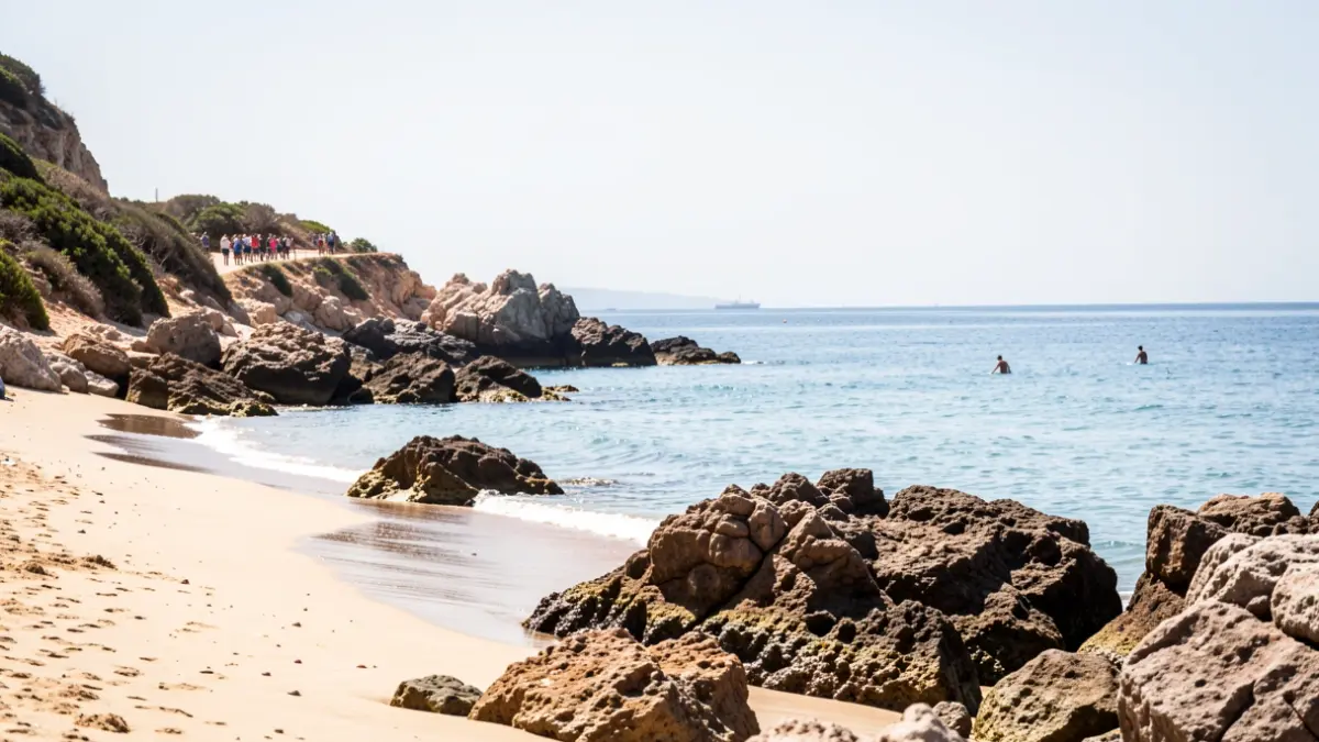 Imatge genèrica d'una platja mediterrània amb roques.