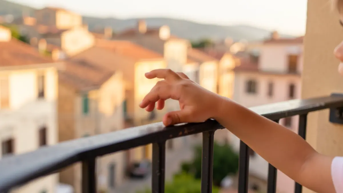 Imatge genèrica d'un balcó amb una mà infantil.