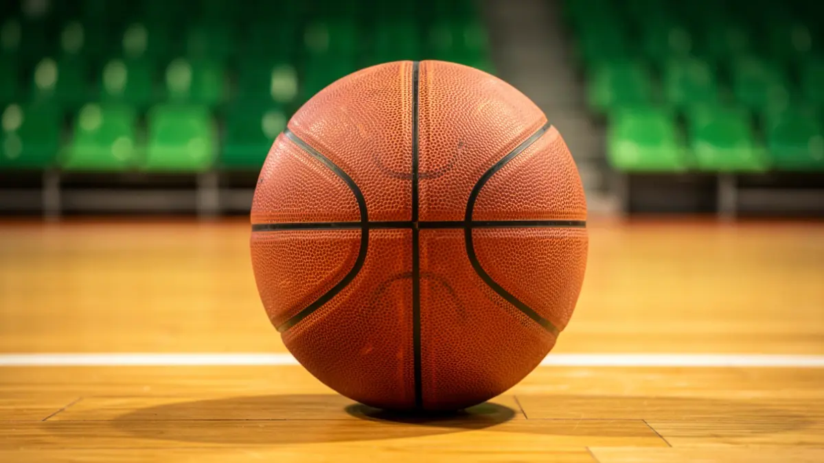 Imagen genérica de un balón de baloncesto sobre una cancha.