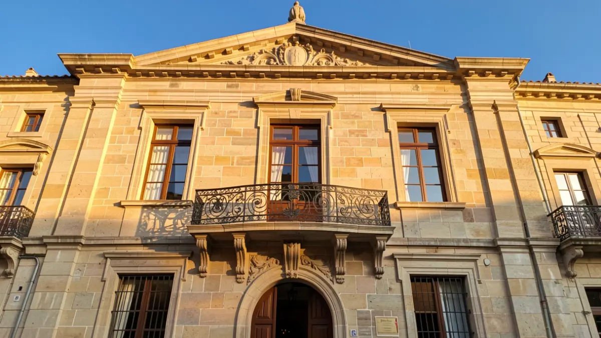 Façana de l'edifici de l'Ajuntament d'Amposta en un dia assolellat.