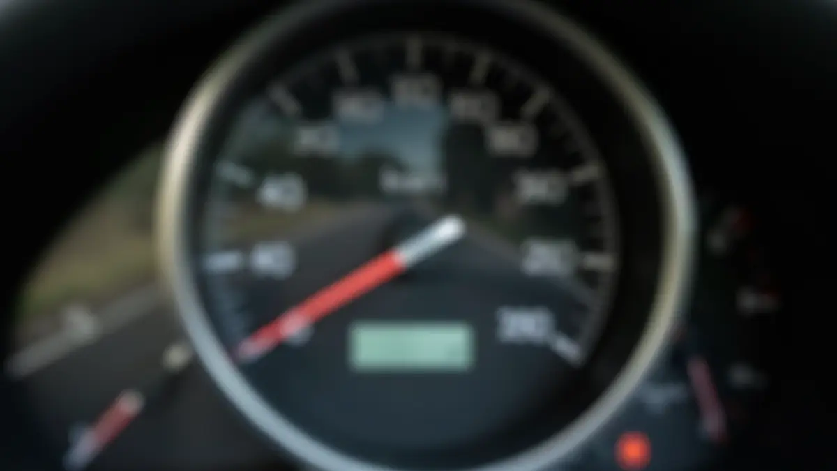 Velocímetro de un coche mostrando una velocidad excesiva.