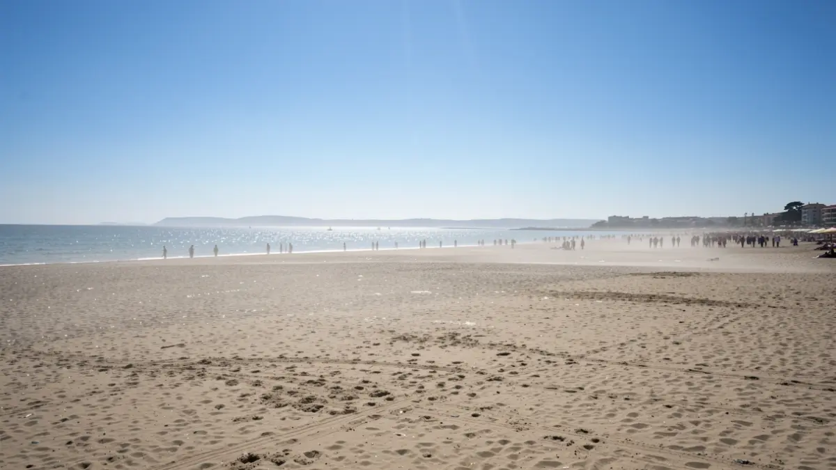 Imatge genèrica d'una platja sota un sol intens durant una onada de calor.
