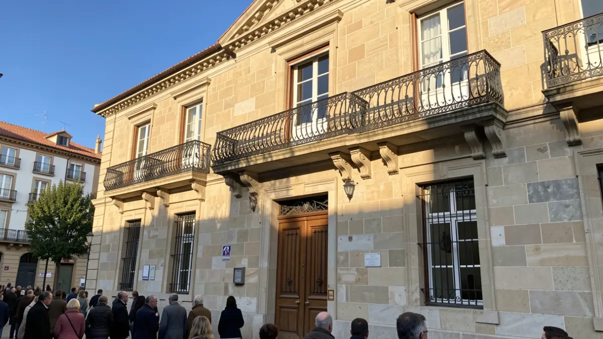 Façana de l'Ajuntament de Reus en un dia assolellat.