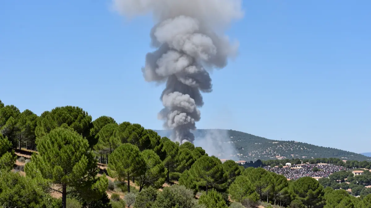 Imagen genérica de una columna de humo sobre un bosque mediterráneo.