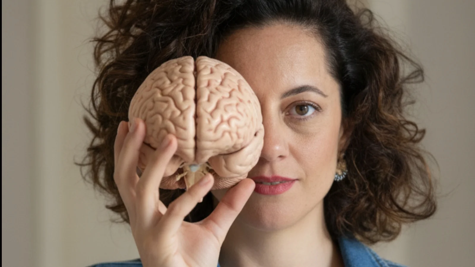 El trauma no se supera parlant més, sinó actualitzant el que el cervell prediu.