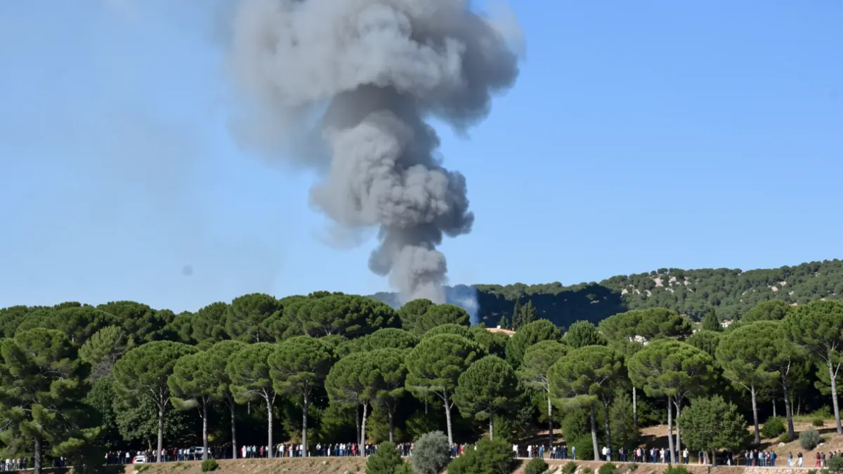 Imatge genèrica de fum sobre una zona boscosa.