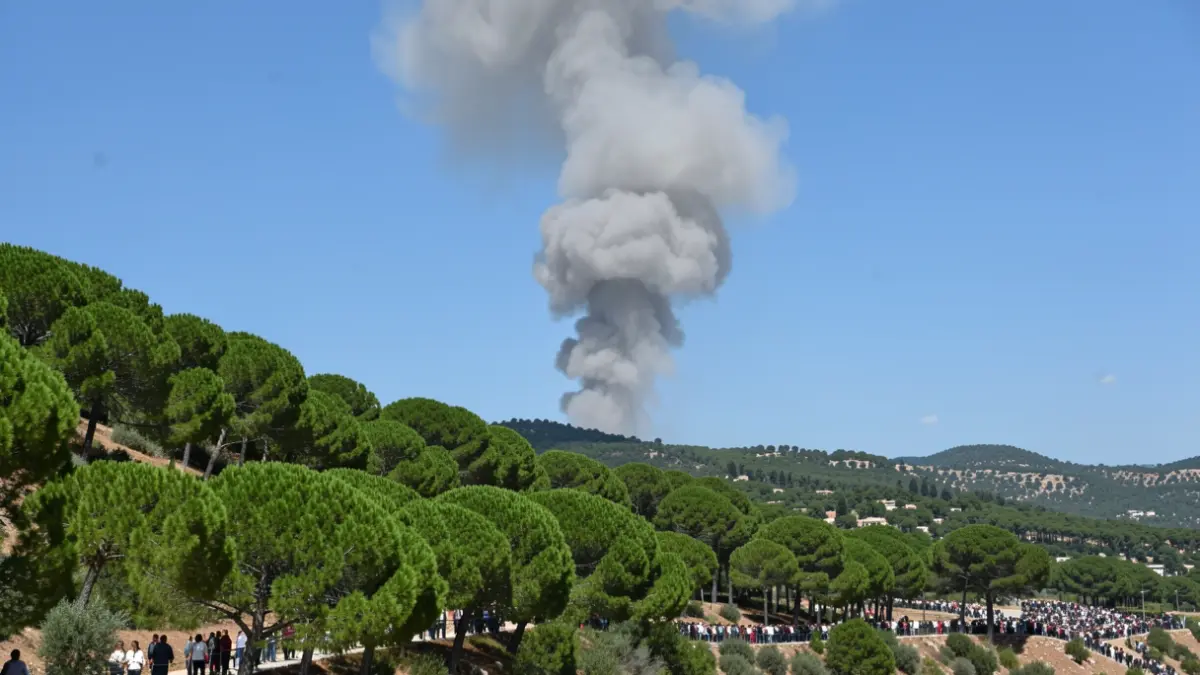 Imatge genèrica d'una columna de fum sobre un bosc mediterrani.