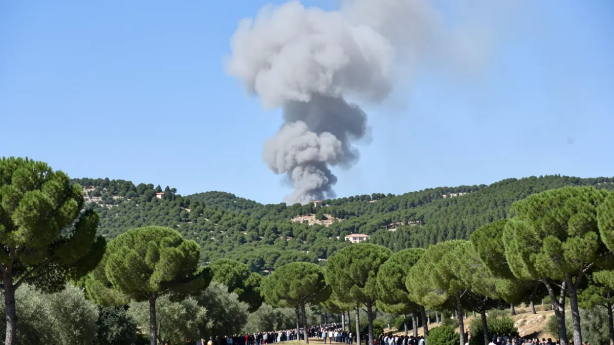 Imatge genèrica de fum sobre un bosc mediterrani.