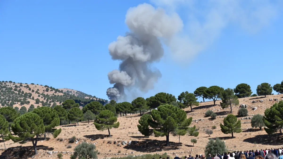 Imatge genèrica de fum sobre una zona boscosa.