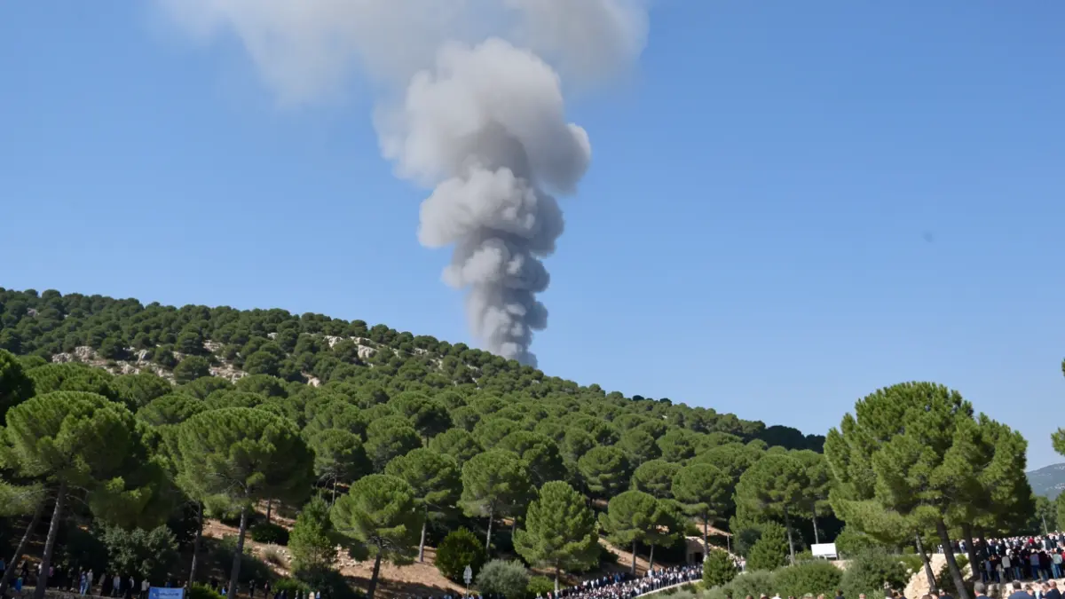 Imatge genèrica de fum sobre una zona forestal.