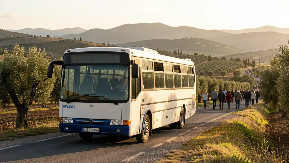 Imatge genèrica d'un autobús escolar en un entorn rural de l'Alt Empordà.