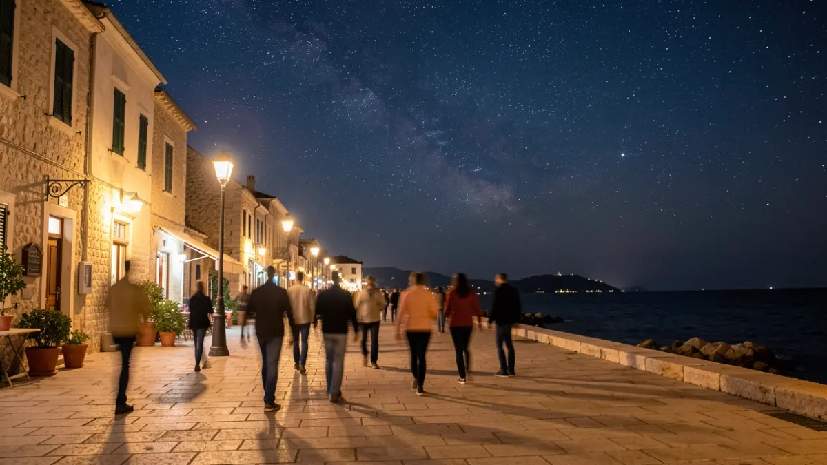 Ambiente nocturno en el paseo marítimo de l'Ampolla durante una noche de verano.
