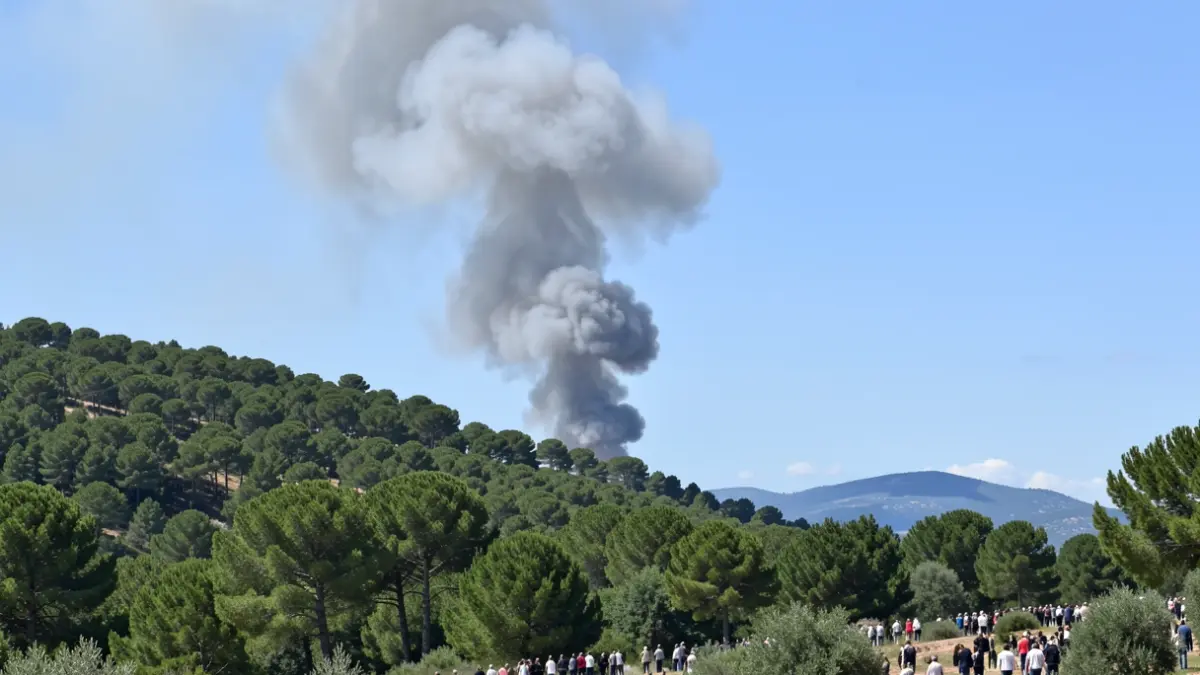 Imagen genérica de una columna de humo sobre una zona forestal.