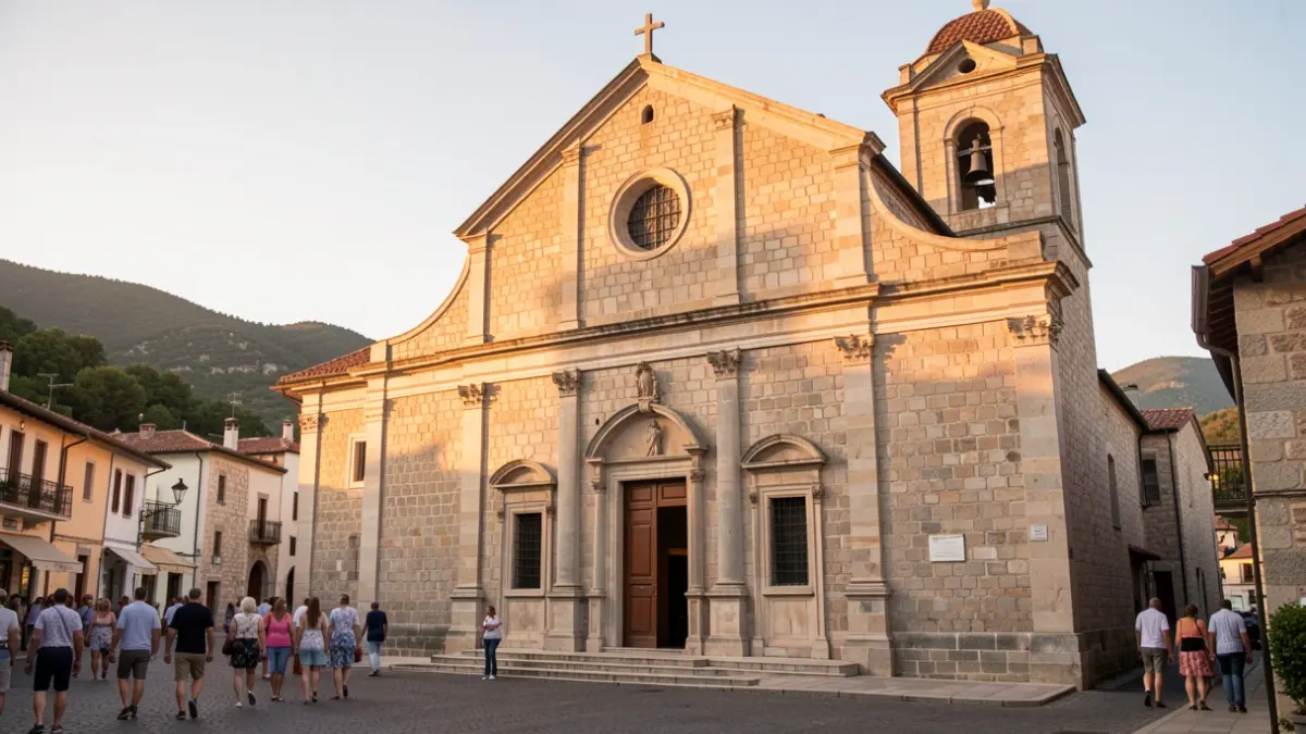 Vista exterior de l'església de Nostra Senyora dels Àngels a Llívia durant una vetllada d'estiu.