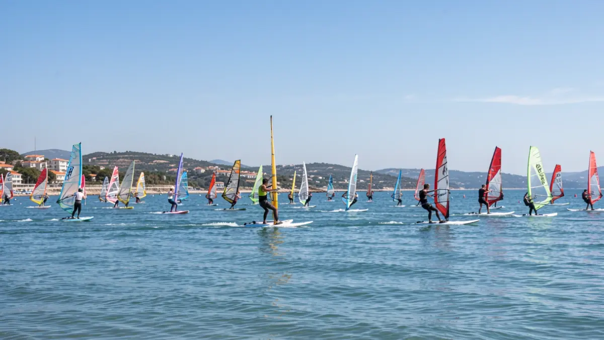 Vista de la Bahía de Roses con numerosas tablas de IQFoil compitiendo.