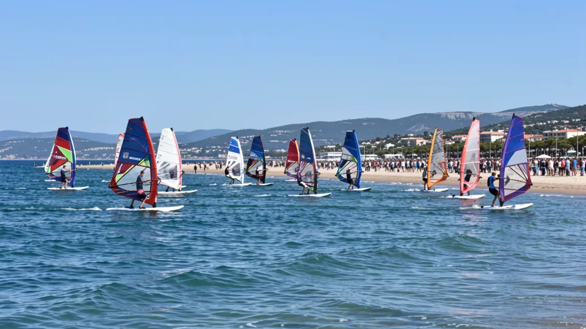 Flota de tablas de windsurf IQFoil navegando en la bahía de Roses.
