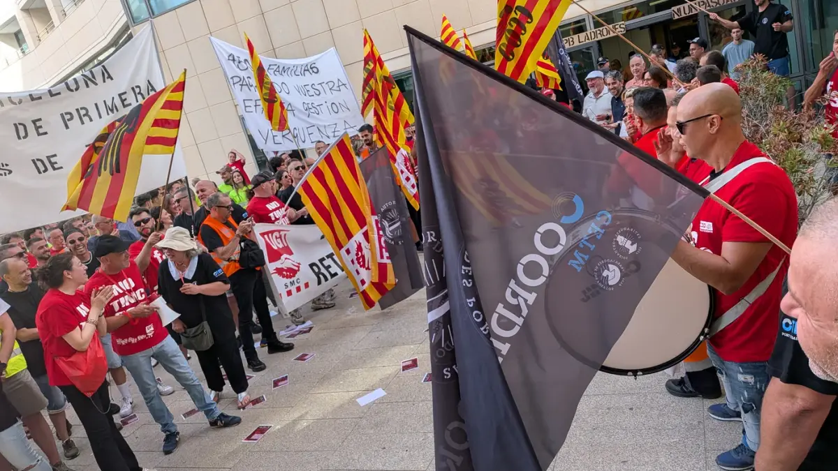 Manifestación de trabajadores del Puerto de Barcelona frente al World Trade Center.