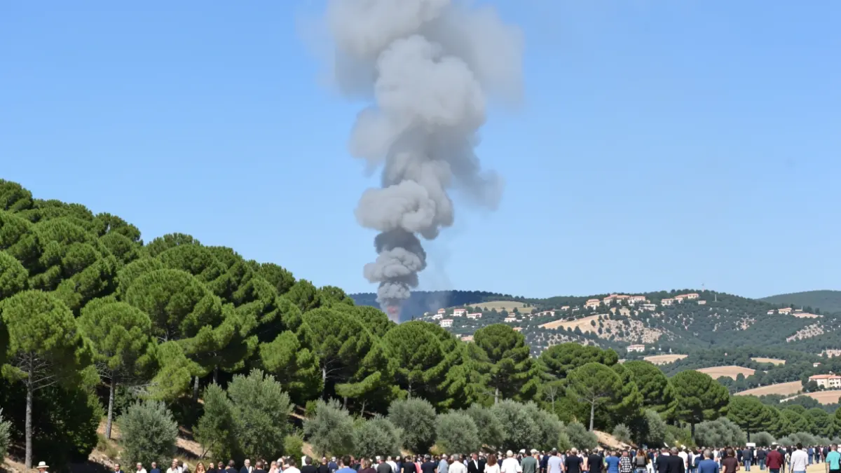 Imatge genèrica de fum sobre una zona forestal.