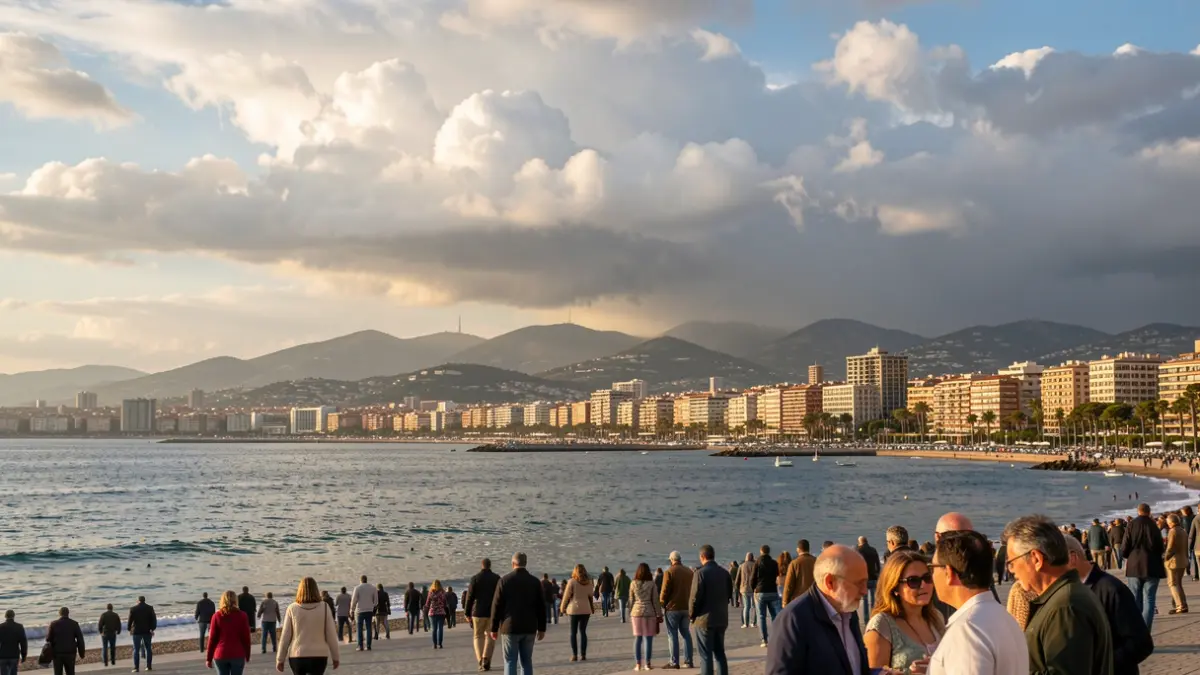 Imatge genèrica de la costa de Barcelona amb núvols i cel variable.