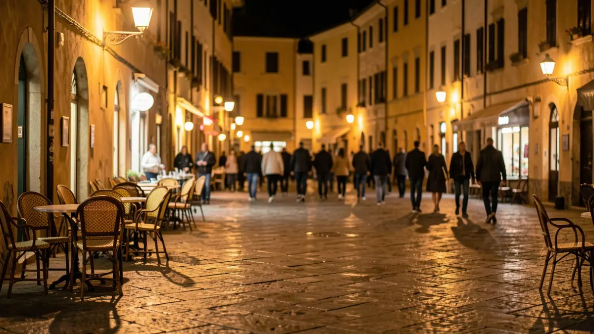 Imatge genèrica d'una plaça de poble mediterrani a la nit després de la pluja.