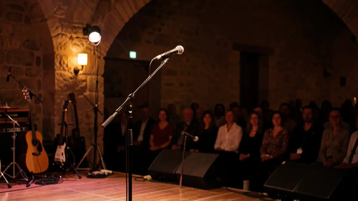 Imatge genèrica d'un escenari de concert amb un micròfon.