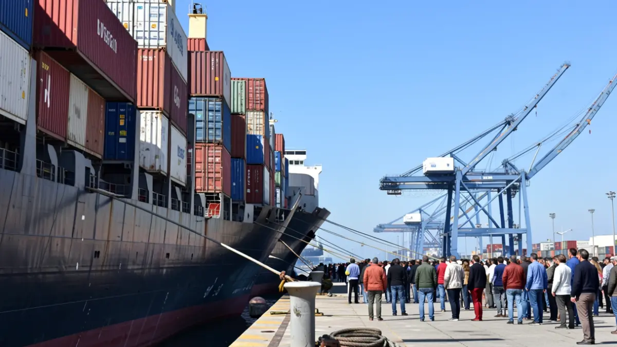 Imagen genérica de un puerto con barcos y contenedores.