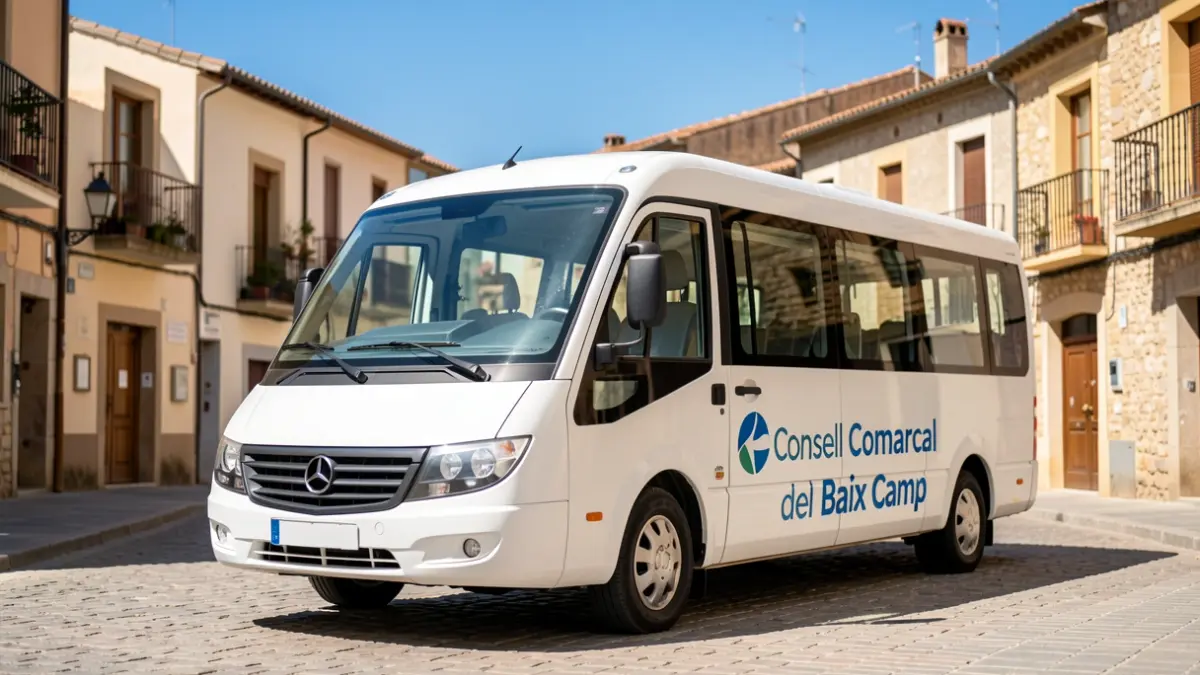 Autobús adaptado del Consell Comarcal del Baix Camp circulando por una calle de la comarca.