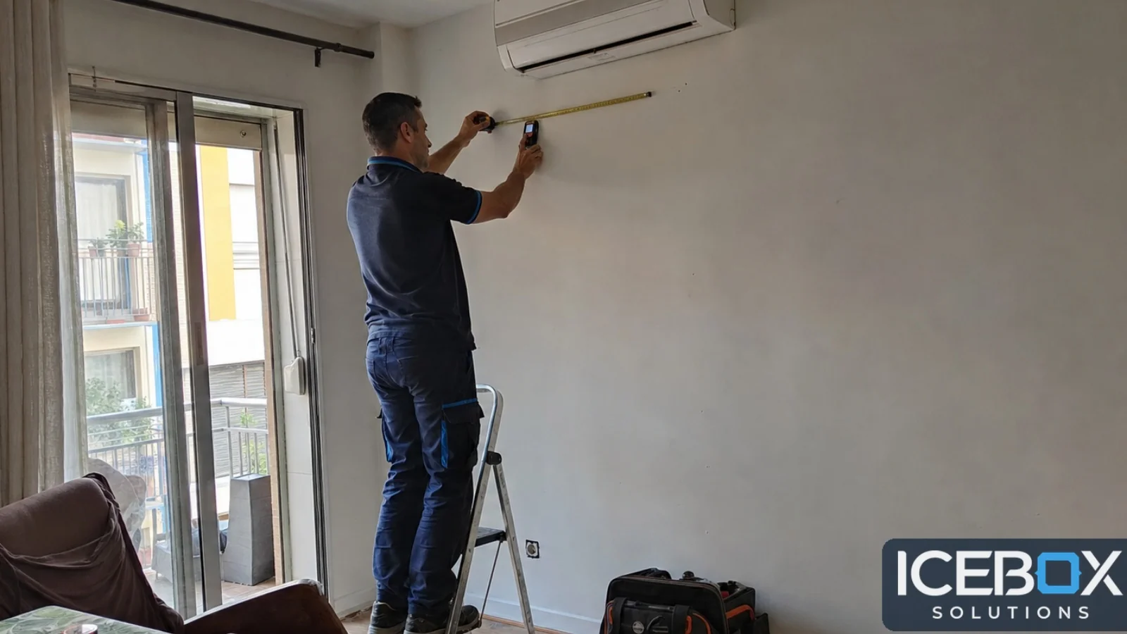 Tècnic preparant la instal·lació d'un equip d'aire condicionat en un habitatge