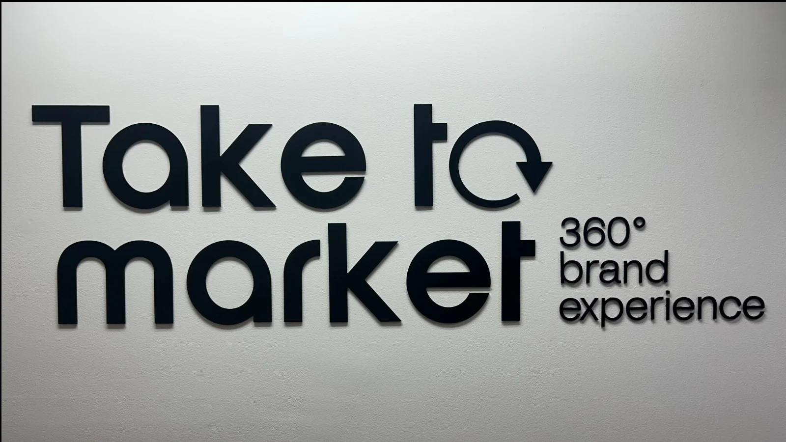 Logotip corporatiu de l'agència de comunicació i mitjans Take To Market S.L. 