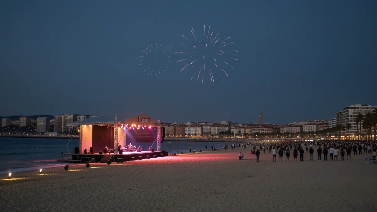 Escenario preparado en la playa de la Nova Icària de Barcelona para el Piromusical, con el cielo nocturno encima.
