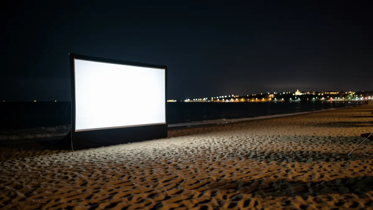 Projecció de cinema a la platja durant el vespre.
