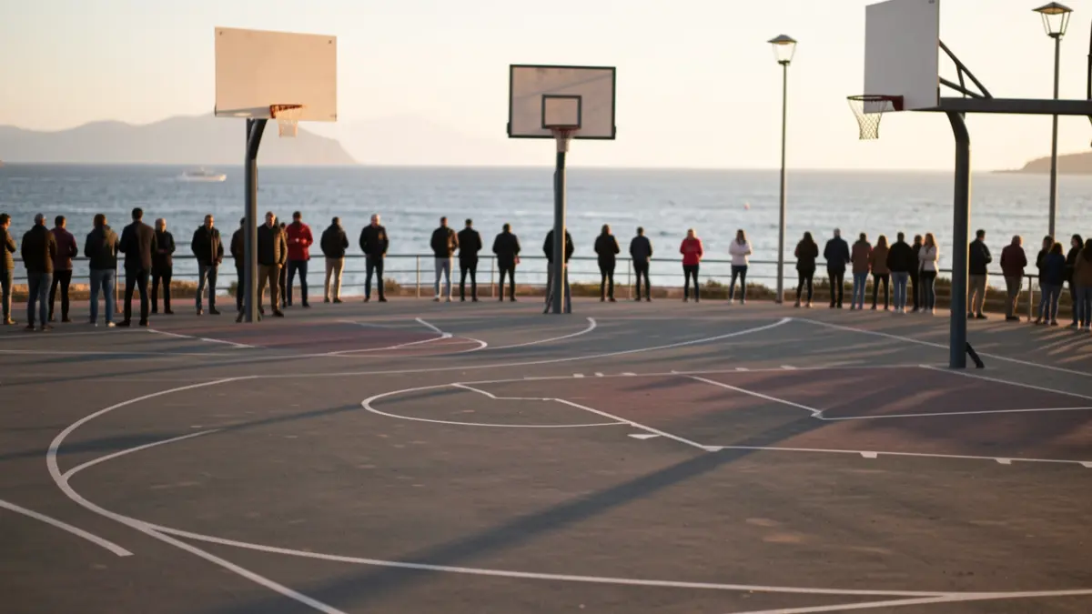 Pista de baloncesto en Platja d'Aro con el mar al fondo.