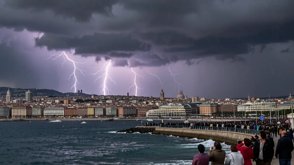 Tempesta intensa sobre Barcelona amb llamps i pluja.