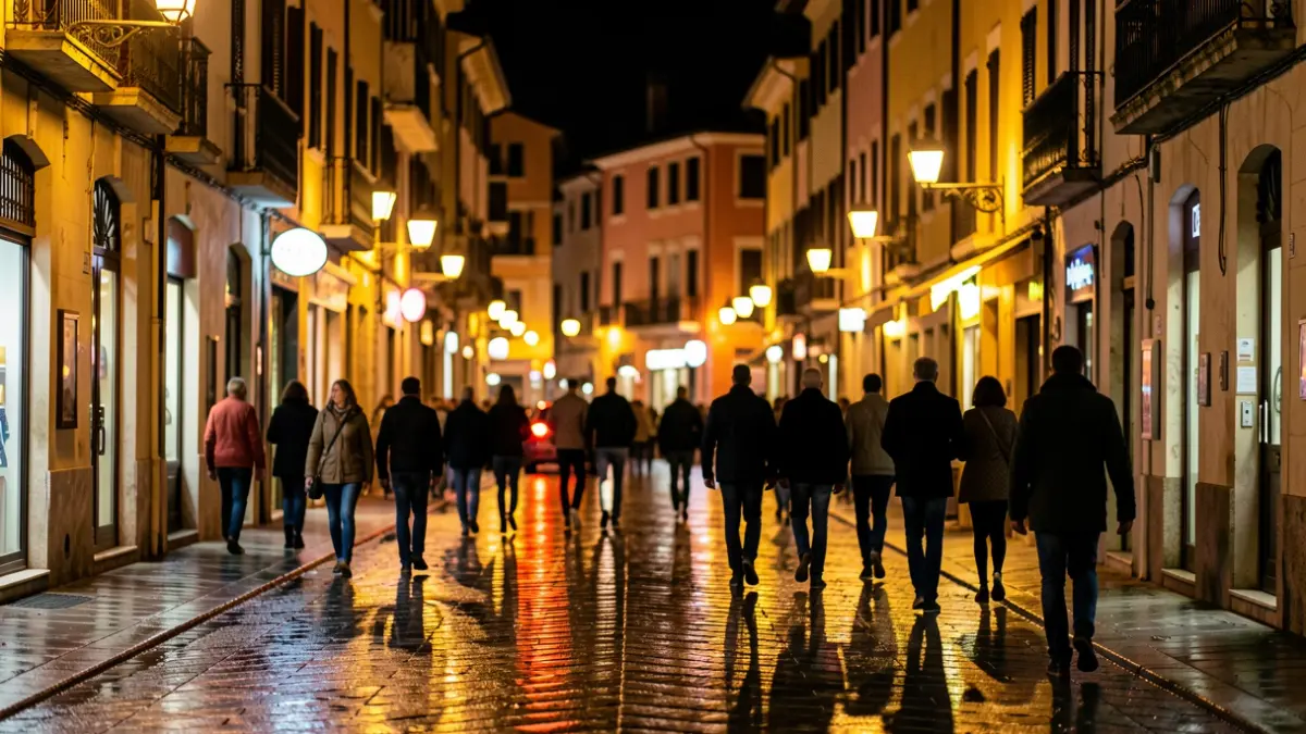 Imatge genèrica de la vida nocturna d'una ciutat mediterrània amb llums difuminades.