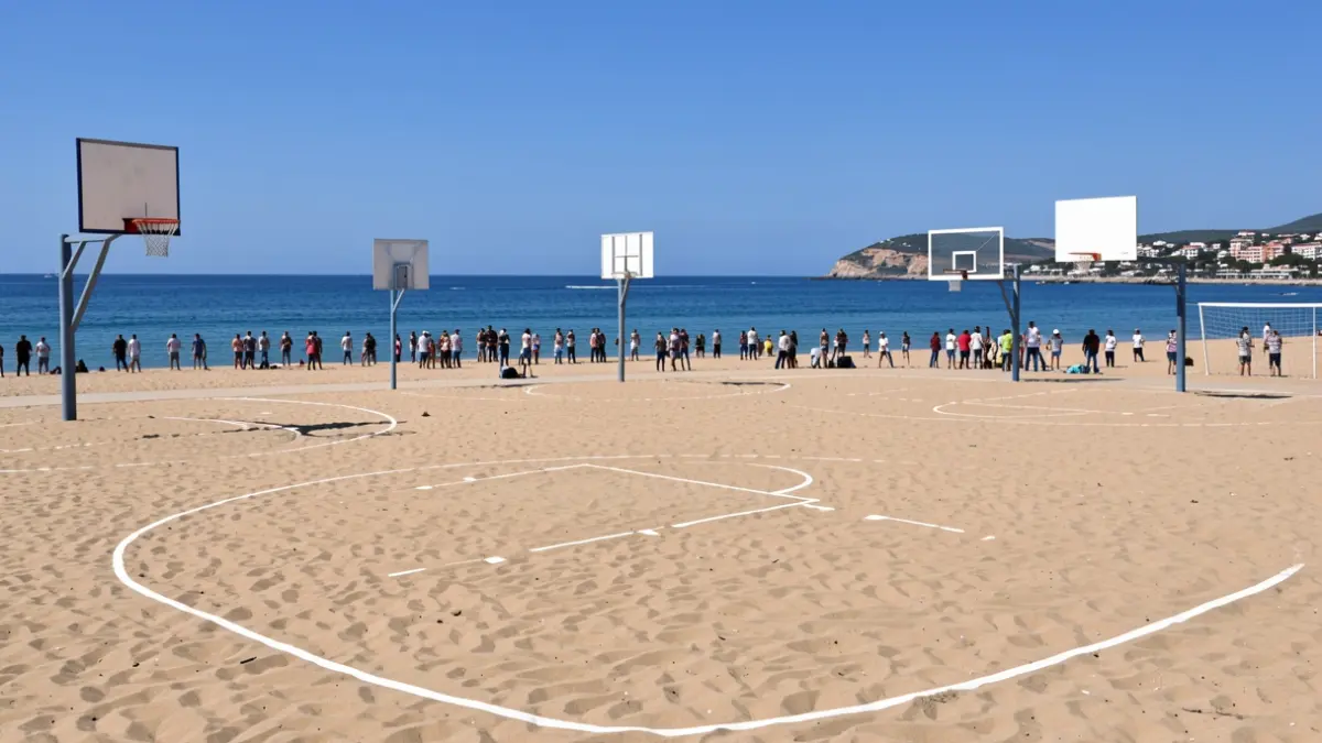 Pistes de bàsquet a la platja de Cambrils amb el mar al fons.