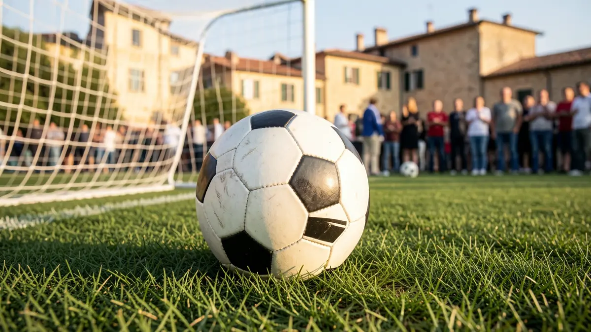 Imatge genèrica d'un camp de futbol amb una pilota i la xarxa al fons.