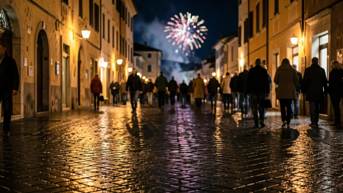 Imatge genèrica de focs artificials nocturns sobre un carrer mullat.