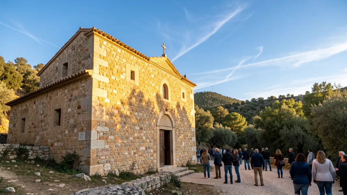 Vista exterior de la ermita de Sant Muç en Rubí, Catalunya, con luz de tarde.