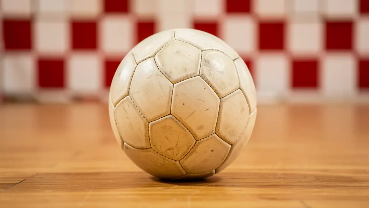 Imatge genèrica d'una pilota de futbol sala sobre una pista.