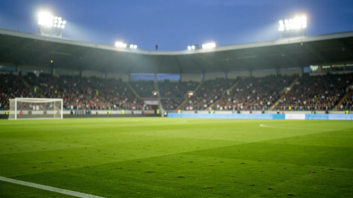 Imagen genérica de un campo de fútbol iluminado al atardecer.